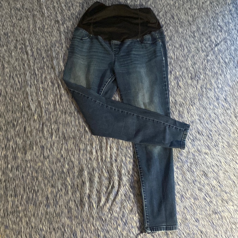 Maternity jeans. Covers belly. Stretchy and comfortable.